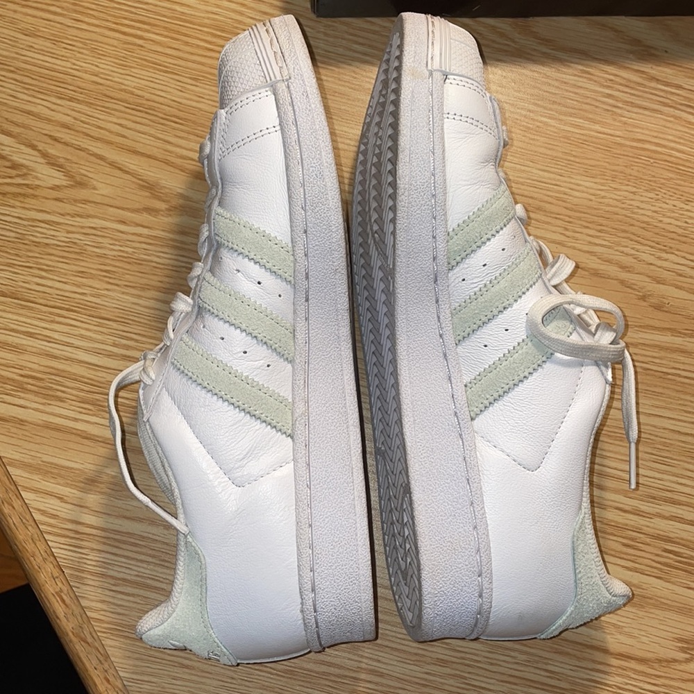 Adidas Superstar Sneakers Size 8 - Gem Adidas Superstar Sneakers Size 8 - Gem